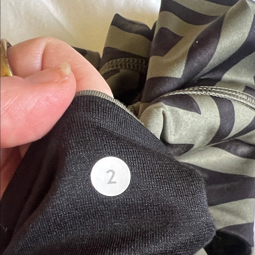 Lululemon geometric leggings size 2 - Picture 6 of 6